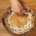 Disponete le fettine di mela a raggiera sulla superficie dell'impasto