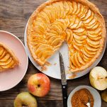 Una volta cotta, estraete la torta dal forno e lasciatela raffreddare completamente nella tortiera