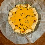 in una tortiera stendete la base di frolla e versate il composto di zucca poi ripiegate i bordi