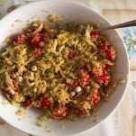 Insalata di quinoa con dressing al limone, pomodorini, zucchine e ceci