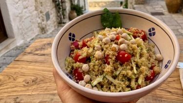 Quinoa in insalata con pomodori, zucchine, ceci e dressing al limone