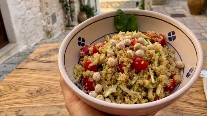 Quinoa in insalata con pomodori, zucchine, ceci e dressing al limone