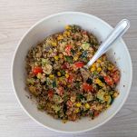 Verdure e quinoa nella ciotola