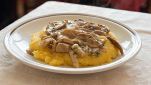 Polenta con funghi trifolati e fontina