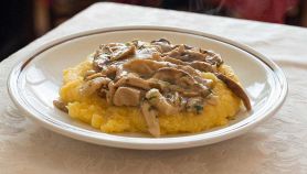 Polenta con funghi trifolati e fontina