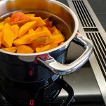 Portate a ebollizione una pentola di acqua salata e immergete i pezzi di zucca