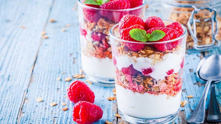 Smoothie bowl con frutta fresca e granola casalinga