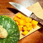 tagliate la zucca a cubetti e privatela della buccia e dei semi