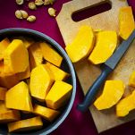 Tagliatela prima a fette e poi a pezzi di dimensioni uniformi