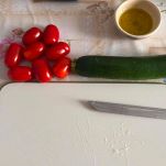 Tagliere con pomodorini e zucchina