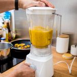 Trasferite la zucca in un frullatore e riducetela in purè