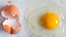 Mangiare uova crude: i pericoli ignorati e il ruolo anti-nutrizionale dell'avidina