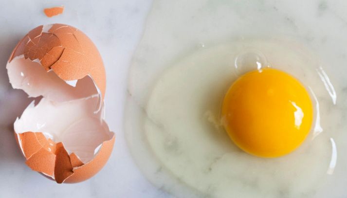 Mangiare uova crude: i pericoli ignorati e il ruolo anti-nutrizionale dell'avidina