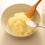 aggiungete alle patate il parmigiano grattugiato la mozzarella la mortadella il latte le uova intere e il prezzemolo tritato