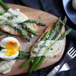 bruschette-con-asparagi-e-uova-piatto-finale
