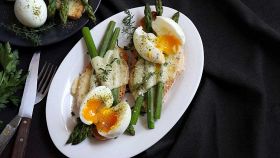 bruschette-con-asparagi-e-uova