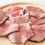 procedete a tagliare il vitello a fette sottilissime