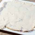 Coprite ciascuna fetta con abbondante salsa tonnata