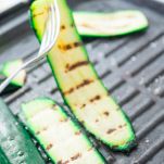 Griglia bollente con zucchine