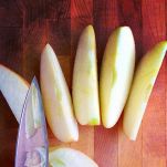 Sbucciate le mele, rimuovete il torsolo e tagliatele a fette spesse circa 0,5 cm