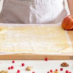 Stendete la pasta su un canovaccio pulito, cospargendola con farina 00 se necessario