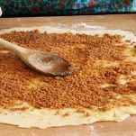 Cospargete la sfoglia stesa con il pangrattato tostato, stendetelo in modo uniforme