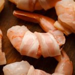 Gamberetti crudi avvolti nella pancetta