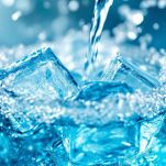 ghiaccio e gin versati nel bicchiere