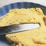 imburrate una teglia da-forno-e-spolveratela con un po di pangrattato versate il composto di patate nella teglia e livellatelo con una spatola