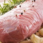 Immergete il pezzo di vitello nel brodo caldo