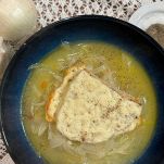 Impiattate versandone un paio di mestoli in ogni piatto fondo e adagiate, sopra, una fetta di pane con il formaggio