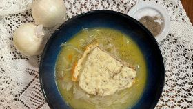 Zuppa di Cipolle - Piatto caldo e cremoso con pane e formaggio filante