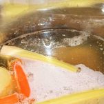 In una pentola capiente, mettete il sedano, il porro e le carote