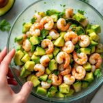 avocado e gamberetti in una ciotola