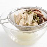 Nel frattempo in un frullatore, unite il tonno sott’olio sgocciolato