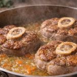 cottura ossobuco in gremolada con verdure e brodo di carne