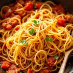 Scolate gli spaghetti e trasferiteli nella padella con il sugo di tonno