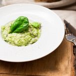 Piatto di risotto al limone con zucchine