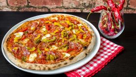 Pizza con salame piccante e peperoni