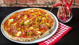 Pizza con salame piccante e peperoni