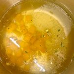 Preparate il brodo vegetale mettendo in una pentola dai bordi alti 1 litro di acqua, un gambo di sedano, una carota e una cipolla