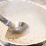 Riso in cottura con aggiunta di brodo con il mestolo