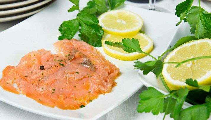 salmone-marinato-con-erbe-aromatichesalmone-marinato-con-erbe-aromatiche