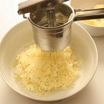 schiacciatele con uno schiacciapatate direttamente in una ciotola capiente