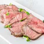 Sistemate le fette di carne su un piatto da portata
