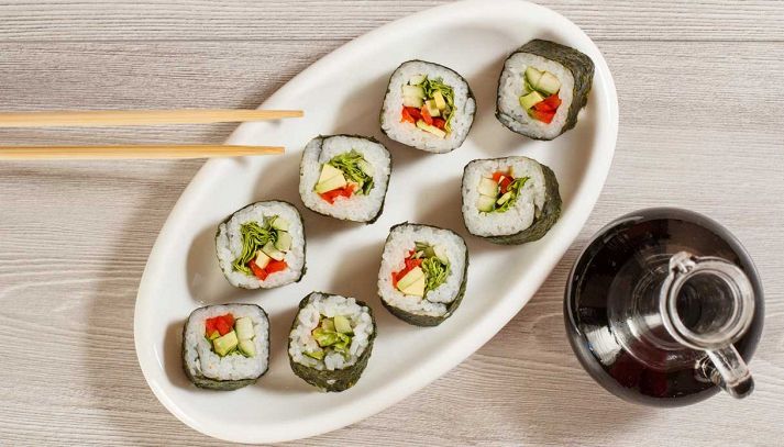 sushi-vegano-con-avocado-e-verdure