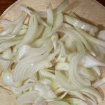 tagliate a fettine sottili le cipolle bianche
