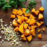 Fettine di zucca e trito di aglio e menta