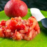 aggiungere-i-pomodori-alla-casseruola