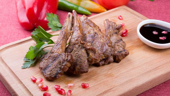 In una padella, scaldate l'olio d'oliva e rosolate i carré d'agnello da entrambi i lati fino a ottenere una doratura uniforme.